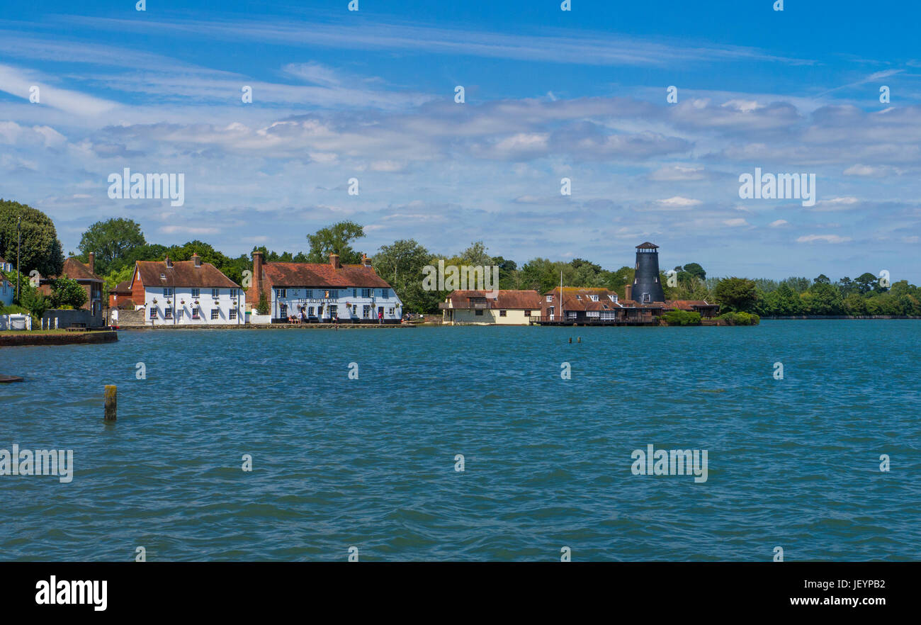 Die Royal Oak Pub und Langstone Mill bei Flut. Hafen von Langston, Hampshire, England.Langstone ist ein malerisches Dorf, das liegt an der nördlichen Stockfoto