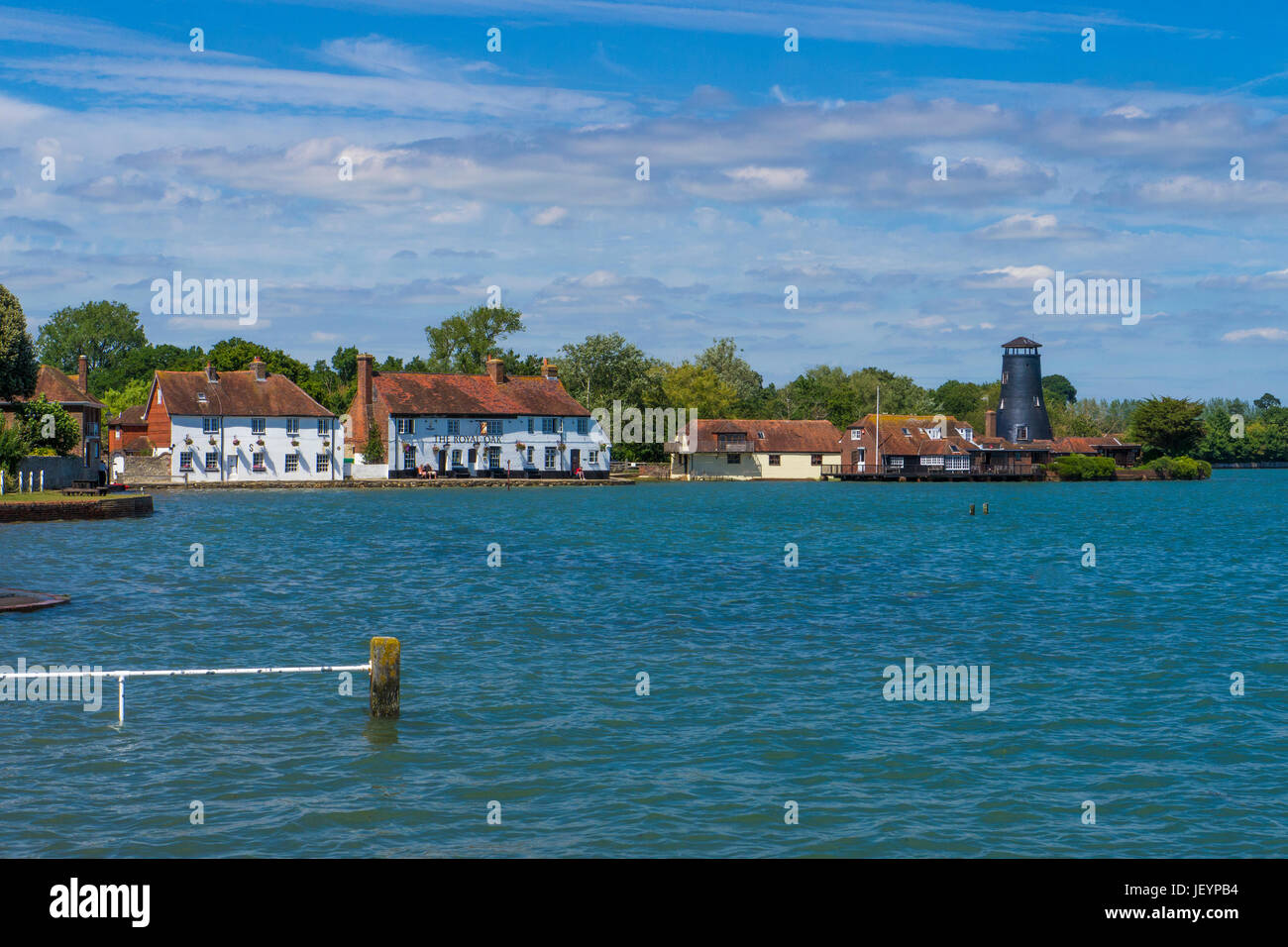 Die Royal Oak Pub und Langstone Mill bei Flut. Hafen von Langston, Hampshire, England.Langstone ist ein malerisches Dorf, das liegt an der nördlichen Stockfoto