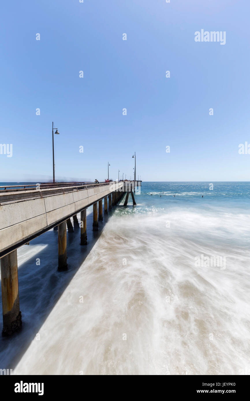 Venedig-Pier mit Motion blur Wellen in Los Angeles, Kalifornien. Stockfoto