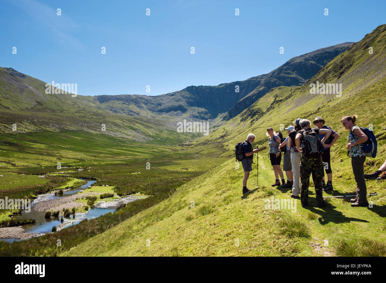 Wanderer-Gruppe in Cwm Stift Llafar in Carneddau Berge von Snowdonia-Nationalpark wandern. Bethesda, Gwynedd, North Wales, UK, Großbritannien Stockfoto