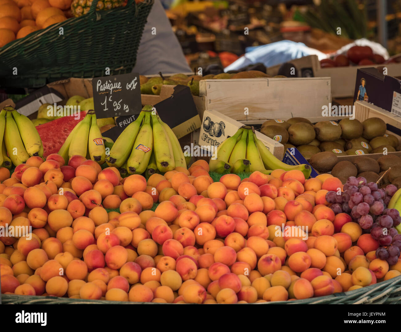 Aprikosen am Marktstand in Frankreich Stockfoto