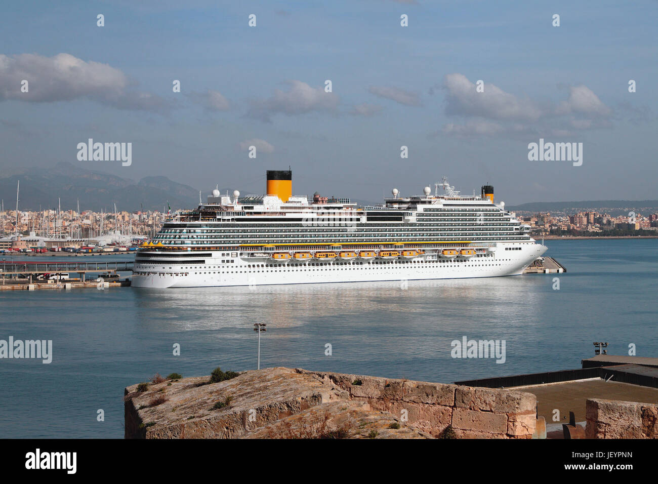 Kreuzfahrtschiff im Hafen parken. Palma de Mallorca, Spanien Stockfoto