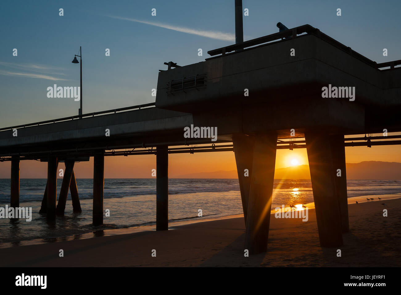 Silhouette der ikonischen Venedig Fishing Pier, fotografiert bei Sonnenuntergang in Marina Del Rey, CA. Stockfoto