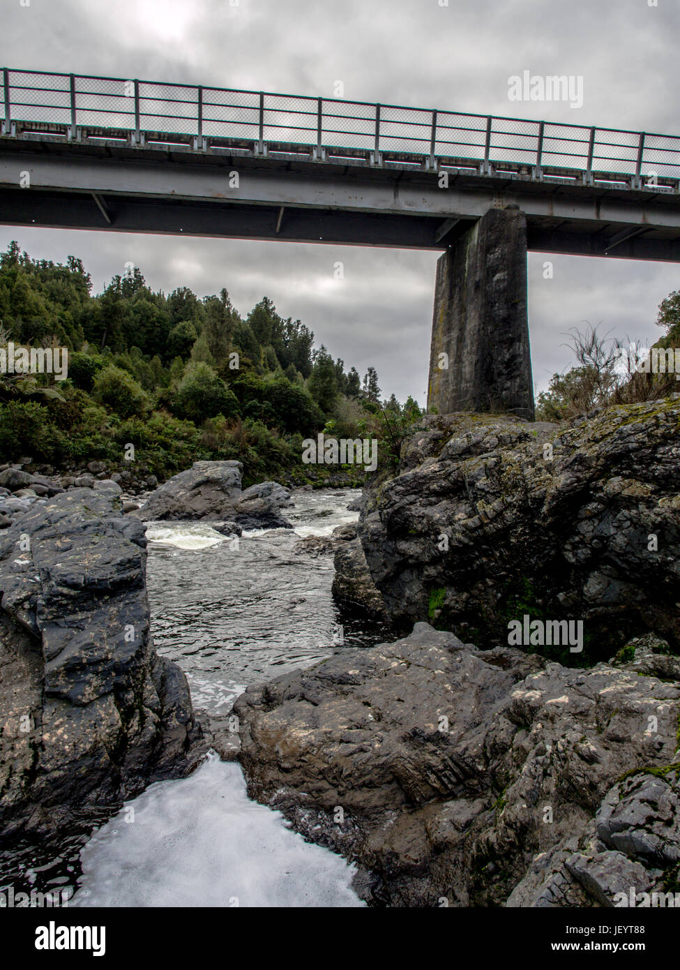 Whakapapa Flussbrücke, Owhango, Ruapehu-Distrikt, Nordinsel, Neuseeland. Diese Brücke ermöglicht Zugriff auf Tongariro Forest Conservation Land für hun Stockfoto