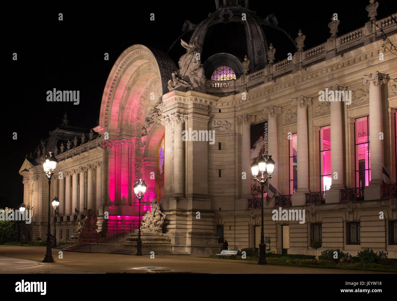 Nachtansicht des Petit Palais (Palast) in Paris. Reich verzierte 1900 Gebäude, Gehäuse eklektischen bildende Kunst von der Renaissance bis 20. Jahrhundert. Stockfoto