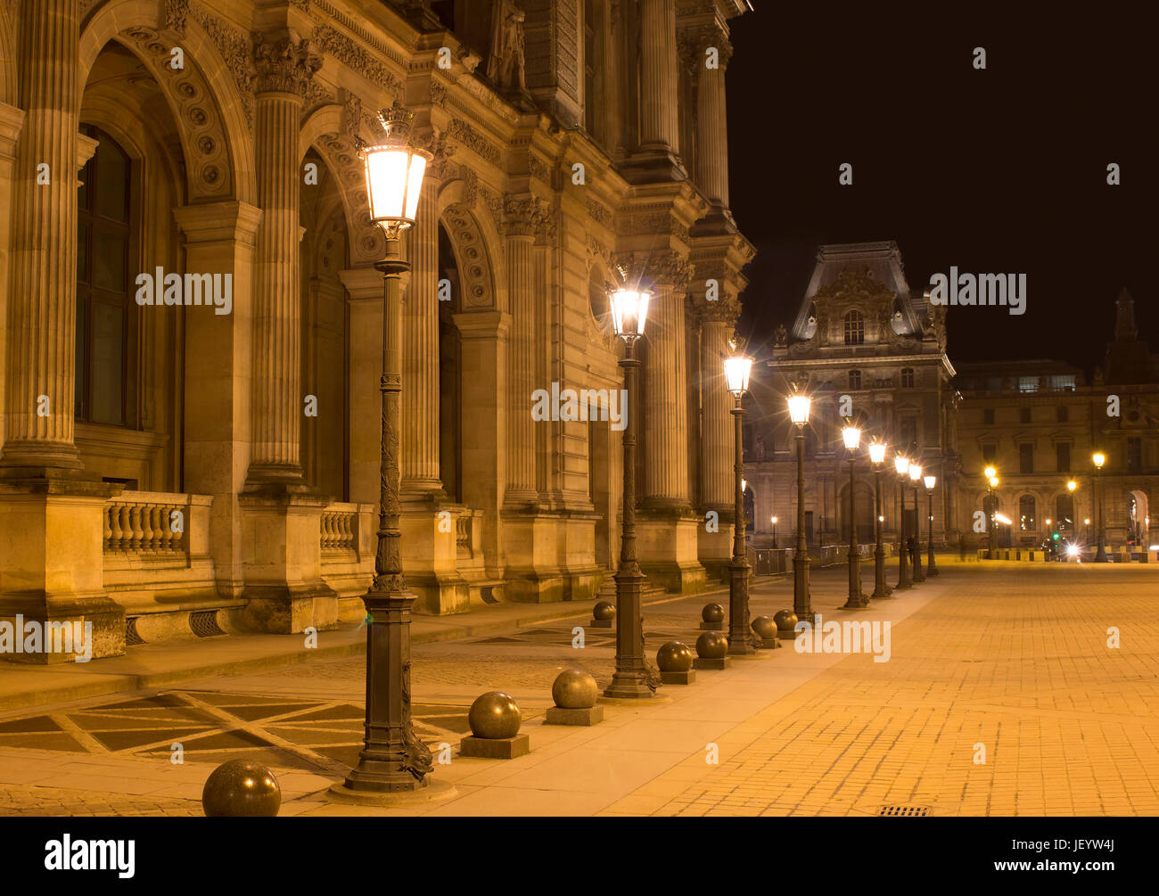 Nachtansicht von Straßenlampen und Louvre-Museum (Musée du Louvre). Ehemaliger historischen Palast Gehäuse riesige Kunstsammlung aus römischen Skulpturen auf da Vinci Stockfoto