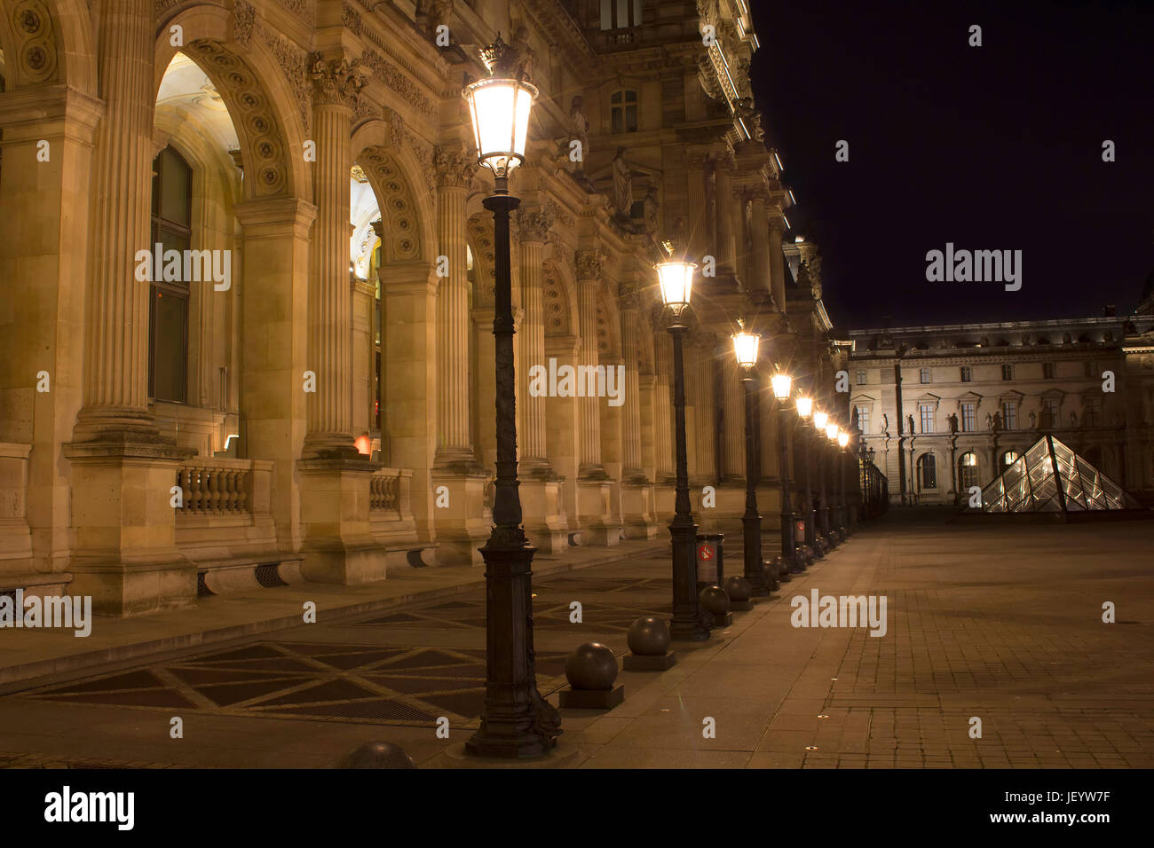 Nachtansicht von Straßenlampen und Louvre-Museum (Musée du Louvre). Ehemaliger historischen Palast Gehäuse riesige Kunstsammlung aus römischen Skulpturen auf da Vinci Stockfoto
