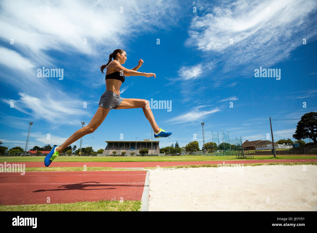 Sportlerin, die Durchführung einer Weitsprung Stockfoto