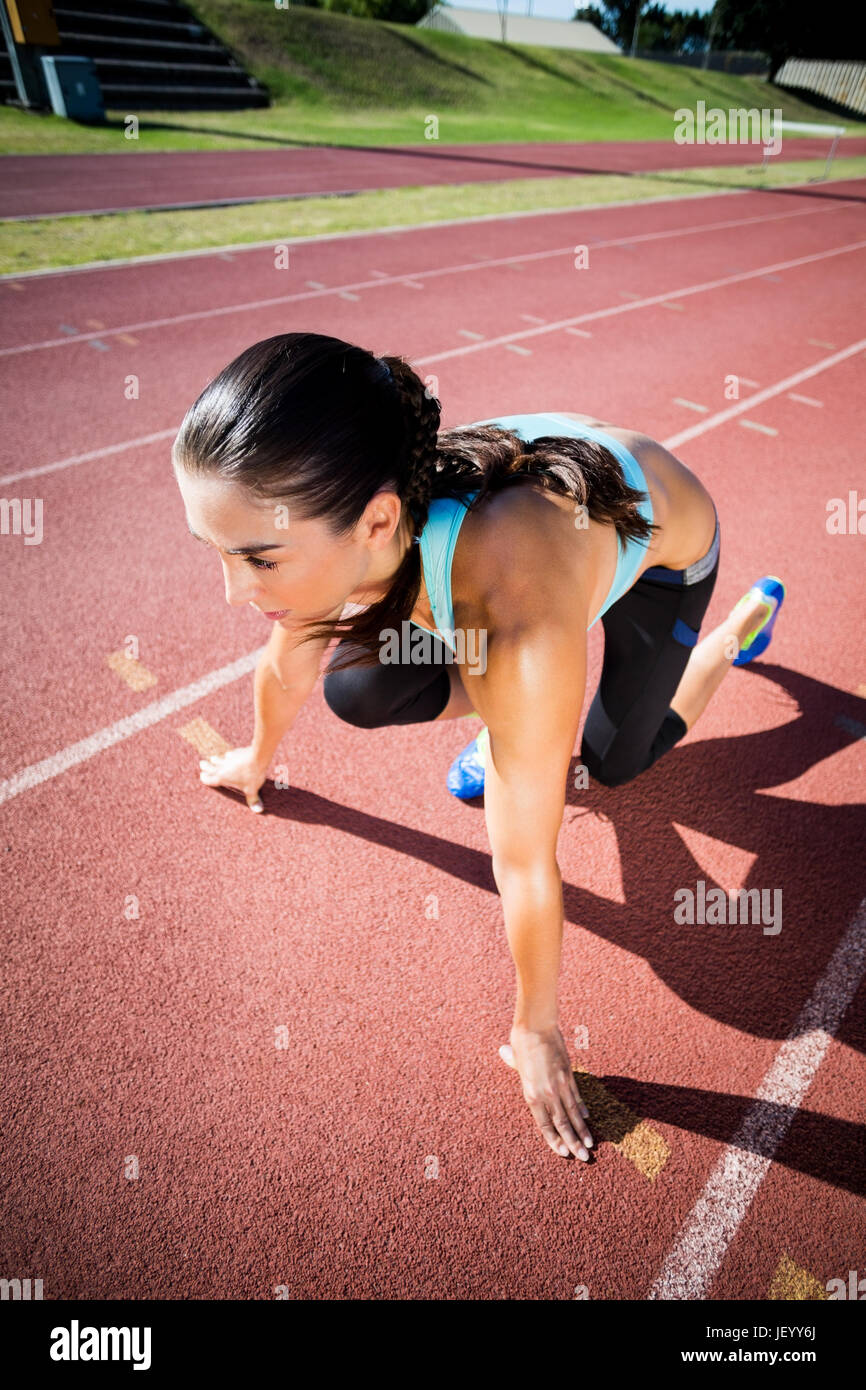 Weibliche Athleten in der Bereit stellung Run Stockfoto