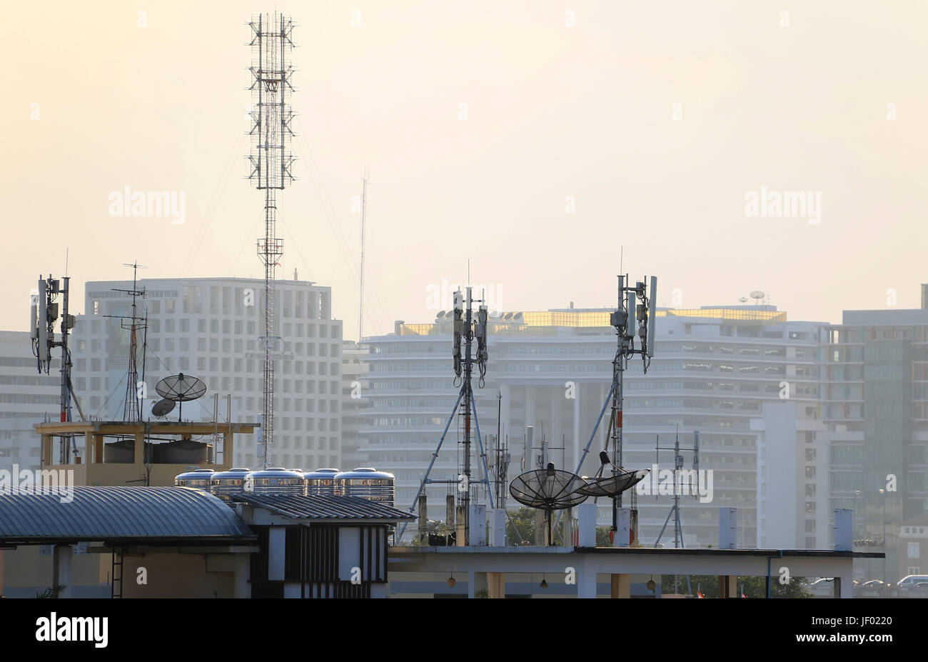 Draufsicht der städtischen mit parabolischen Satellitenschüsseln auf Dächern Stockfoto