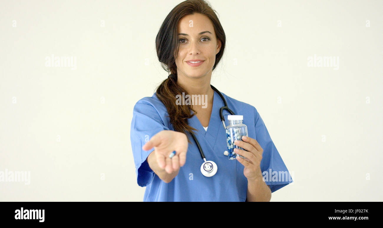 Attraktive Ärztin hielt eine Pille Stockfoto