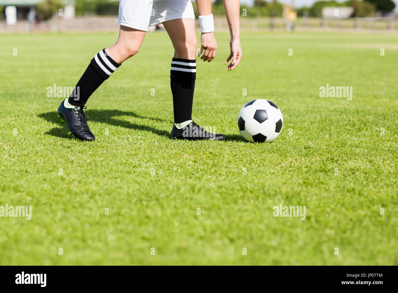 Football-Spieler den Ball aufnehmen Stockfotografie - Alamy