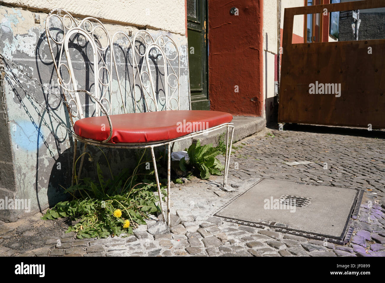 Bank vor einem Cafe in Berlin-Kreuzberg. Stockfoto