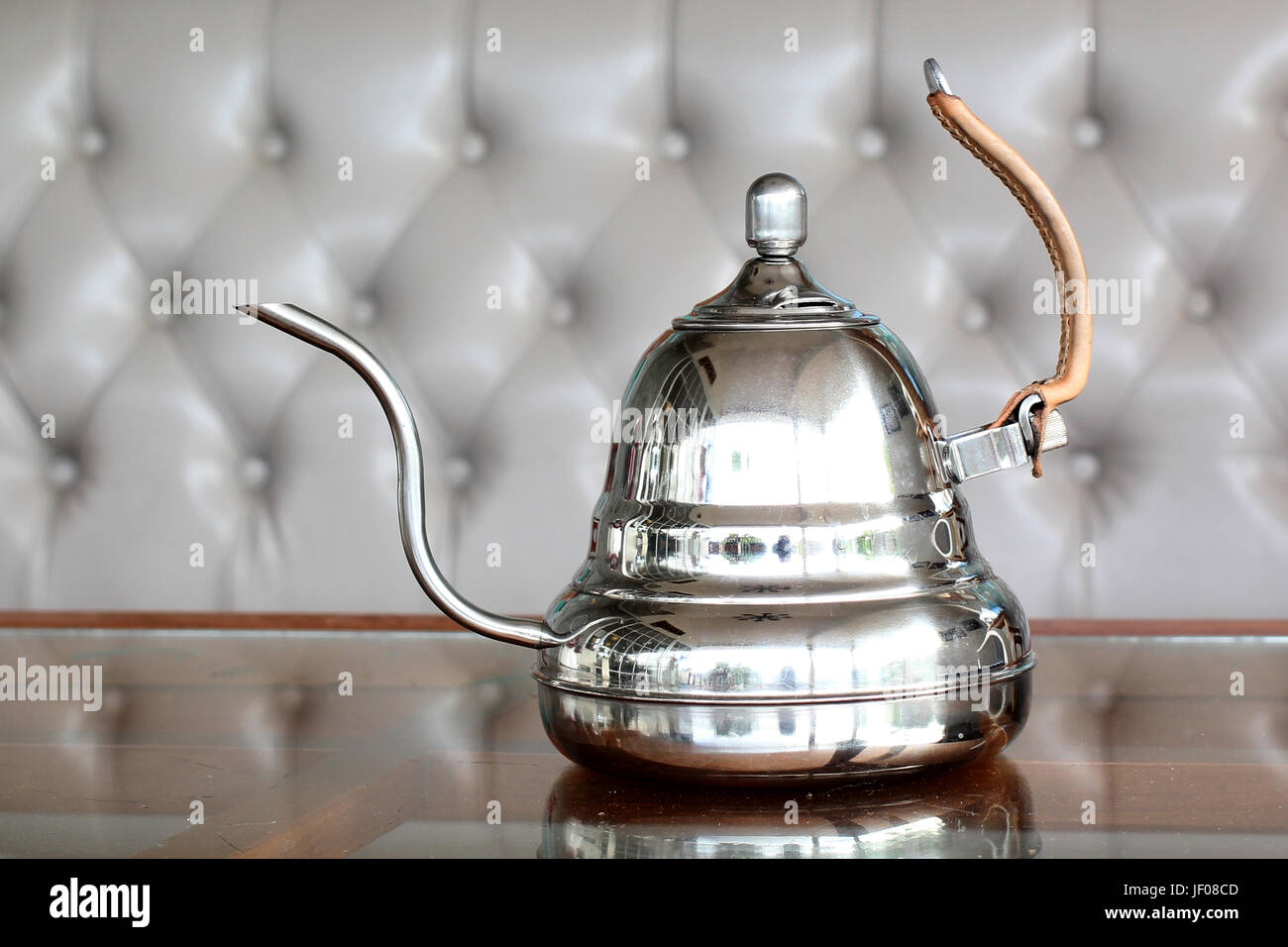 Nahaufnahme von Kaffee Tropf Wasserkocher auf dem Tisch Stockfoto