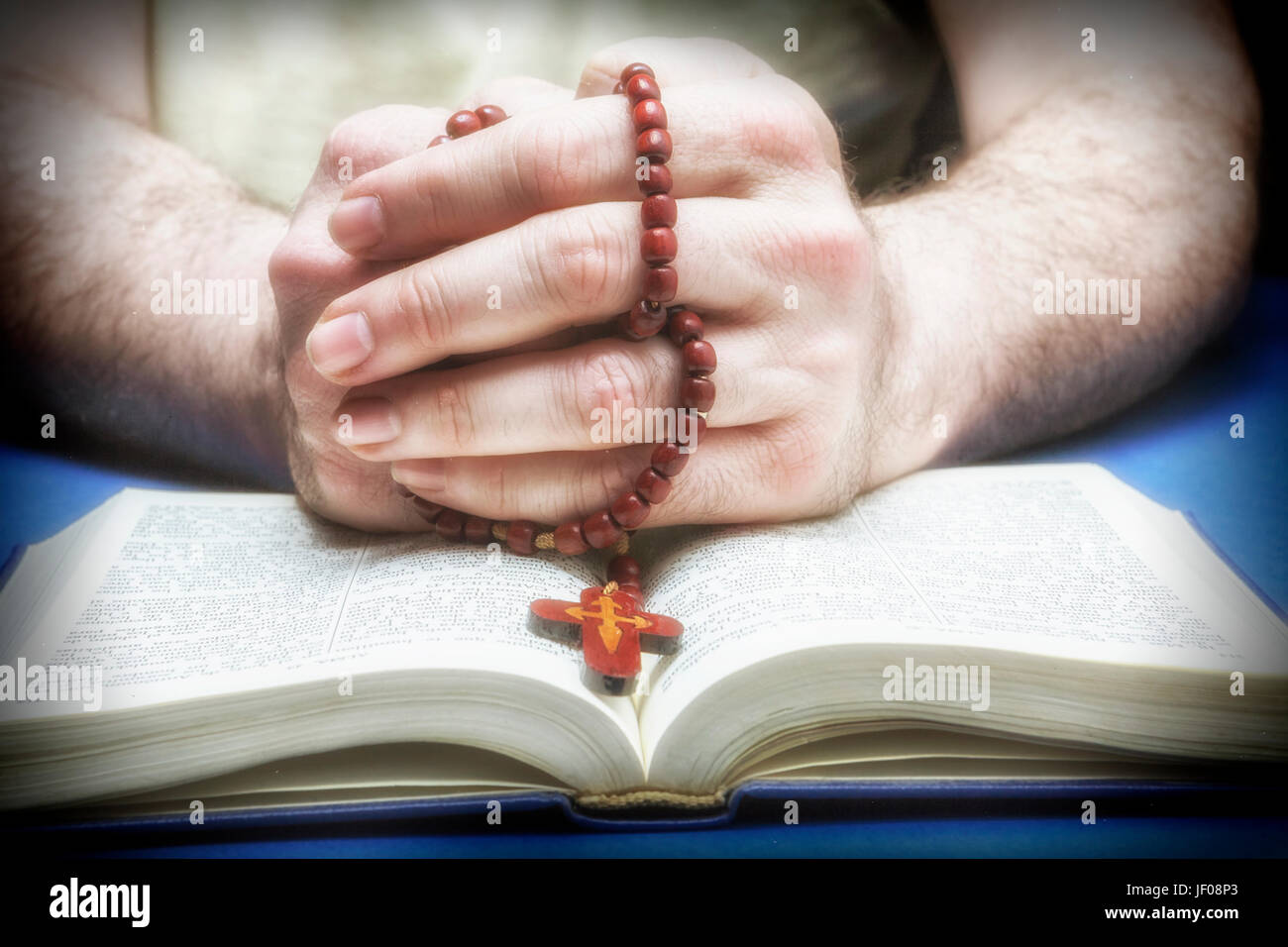 Christliche Gläubige beten zu Gott, mit Rosenkranz in der hand Stockfoto