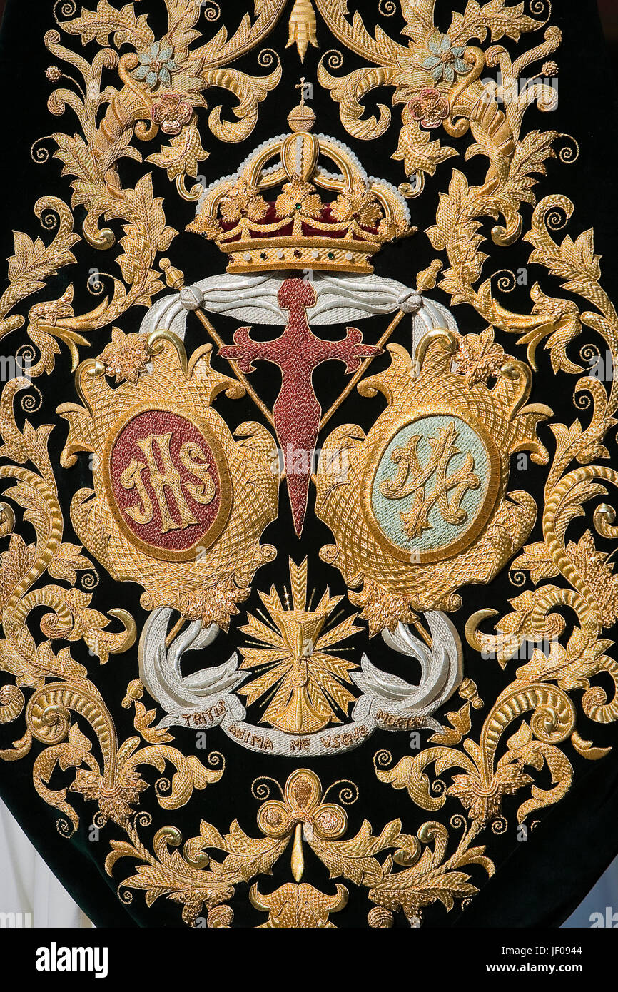 Detail der Stickerei auf samt dunkel grün, Wappen der Bruderschaft der Heiligen Woche, Andalusien, Spanien Stockfoto