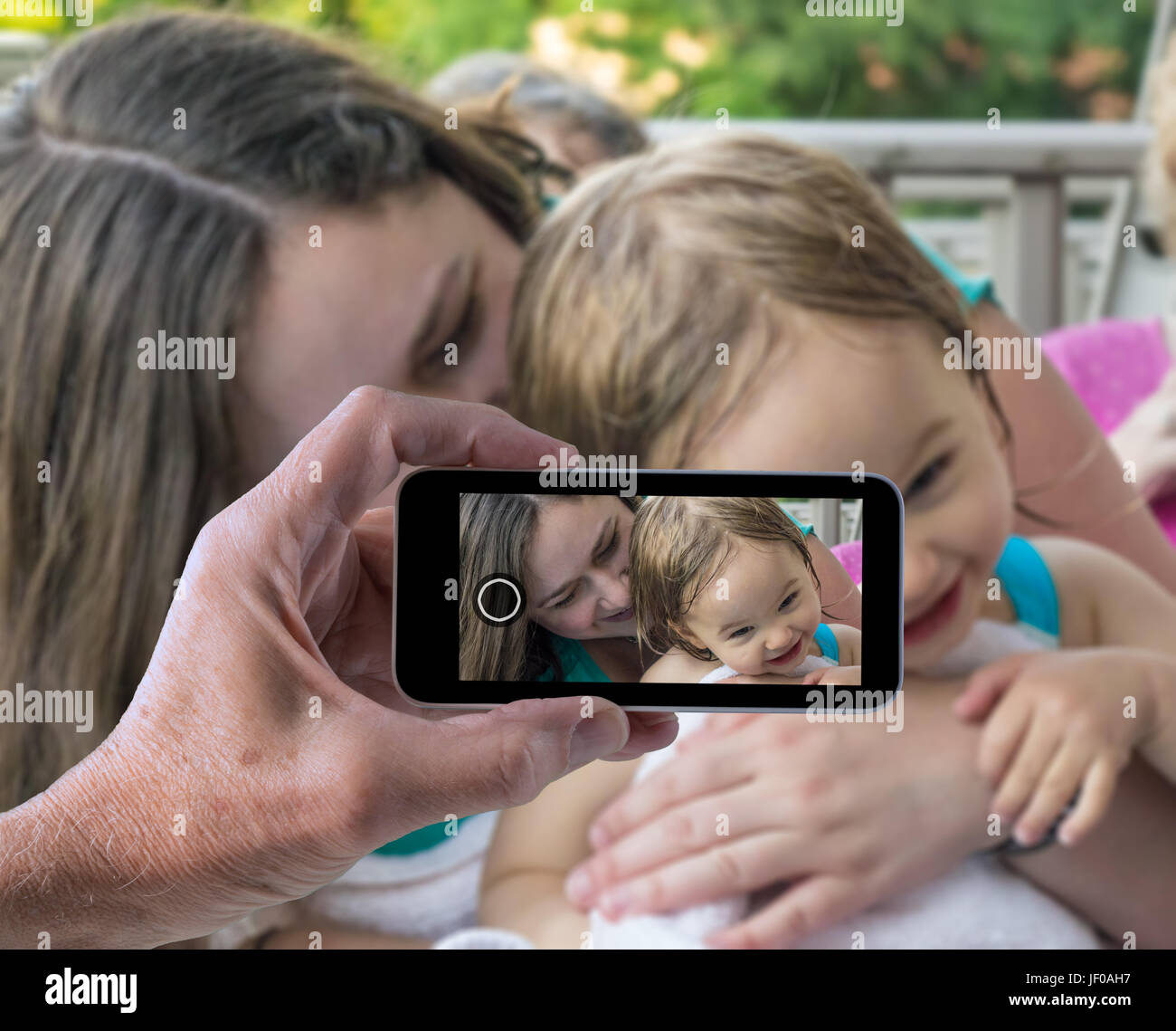 Mutter und Baby Mädchen in Smartphone snapshot Stockfoto