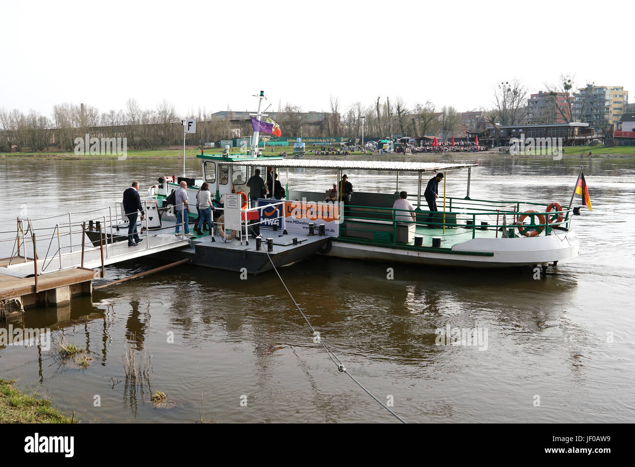 Fähren auf der Elbe in Magdeburg. Stockfoto