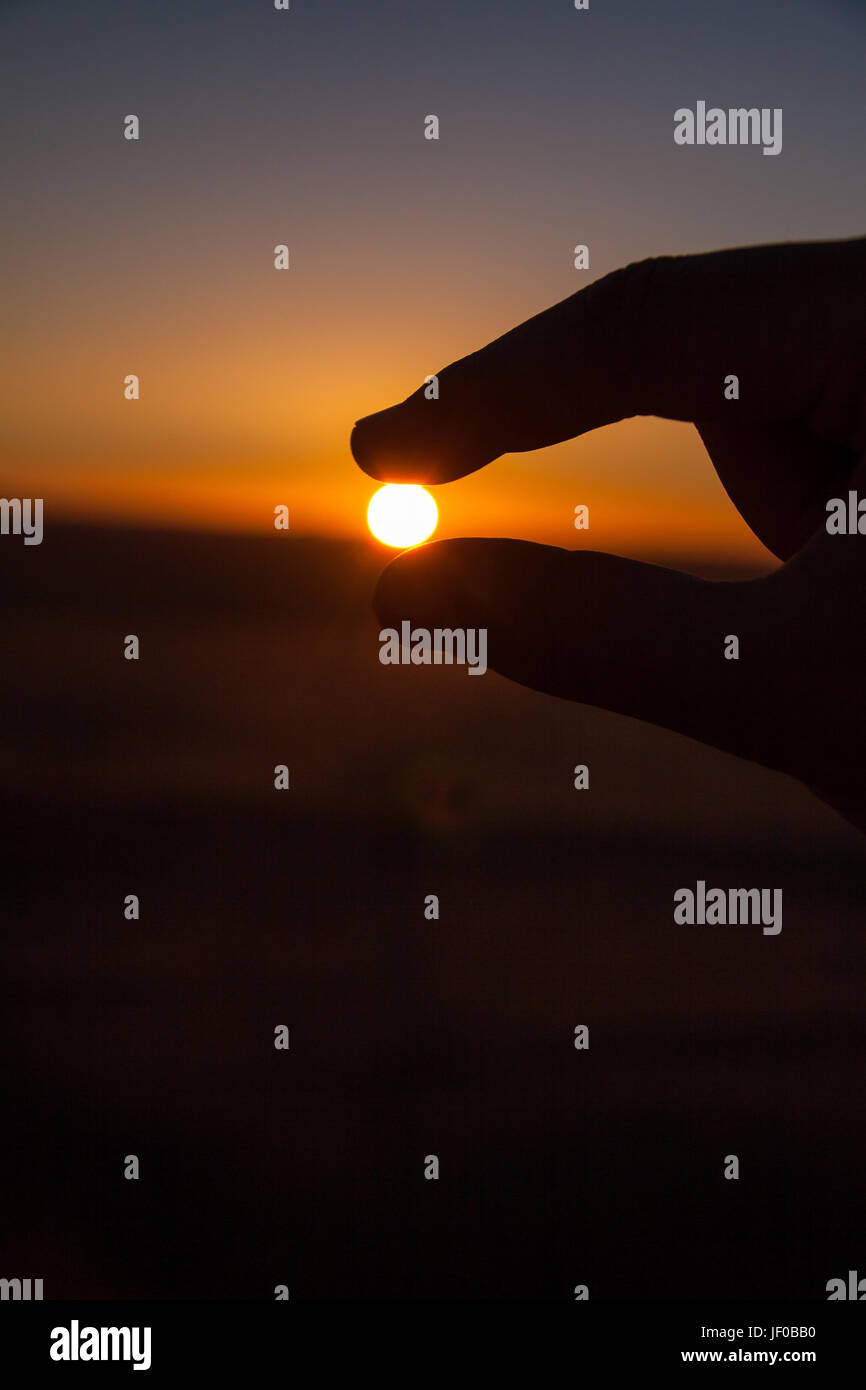 Silhouette der Hand greifen die Sonne Stockfoto