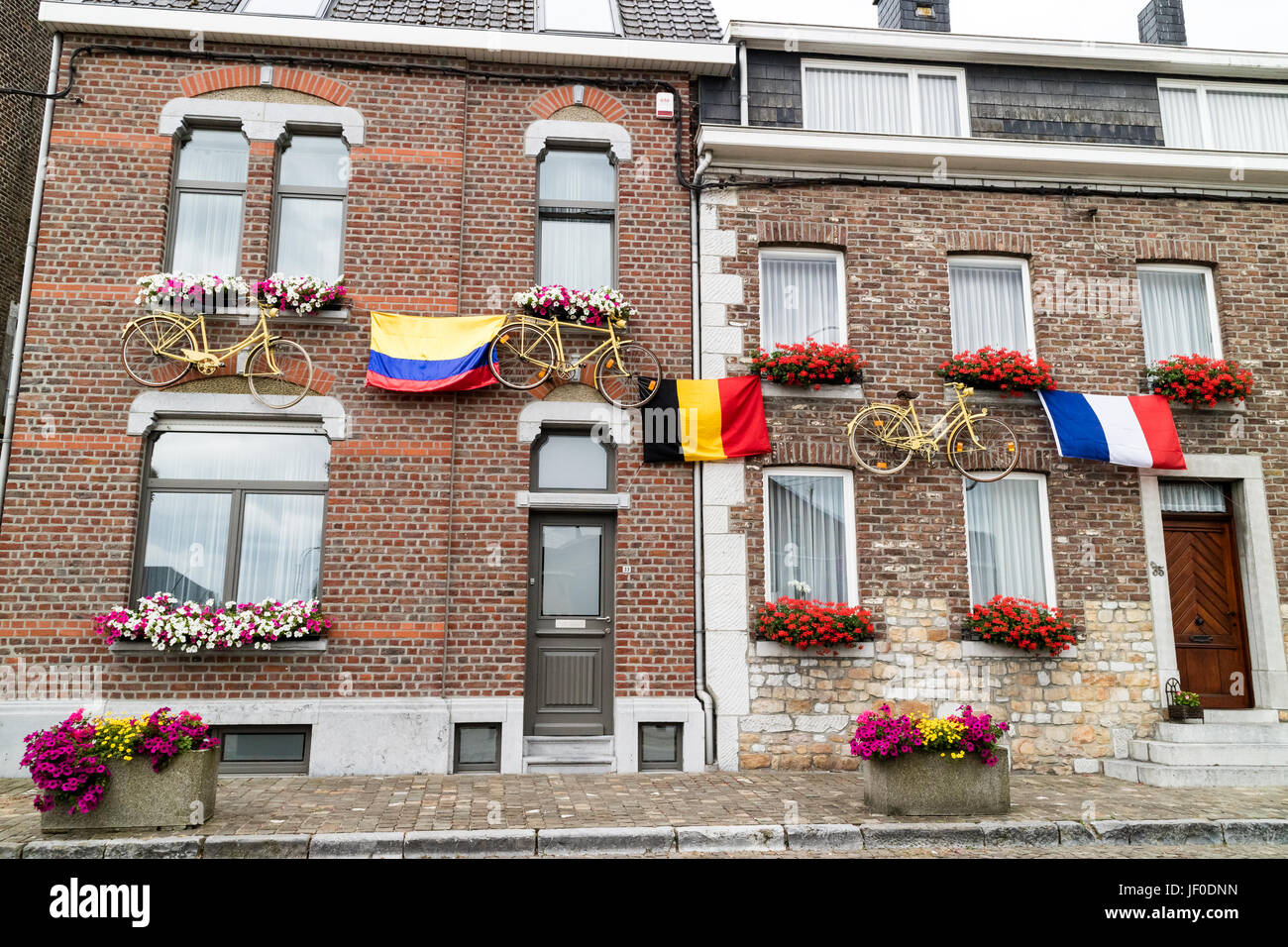 HENRI-CHAPELLE, Belgien, malte 25. Juni 2017 - Fahrrad an einer Hauswand befestigt Stockfoto