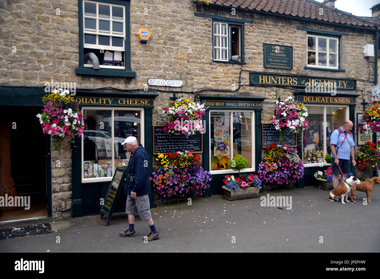 Die Jäger der Helmsley (Bestes kleines Geschäft in UK 2015) in der Marktgemeinde Helmsley Ryedale, North Yorkshire Moors National Park, England, UK. Stockfoto