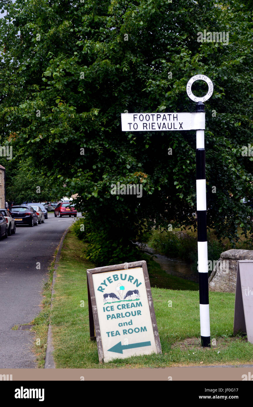 Wegweiser zu Beginn des Cleveland Weg lange Entfernung Wanderweg in Helmsley Ryedale in der North Yorkshire Moors National Park, England, UK. Stockfoto