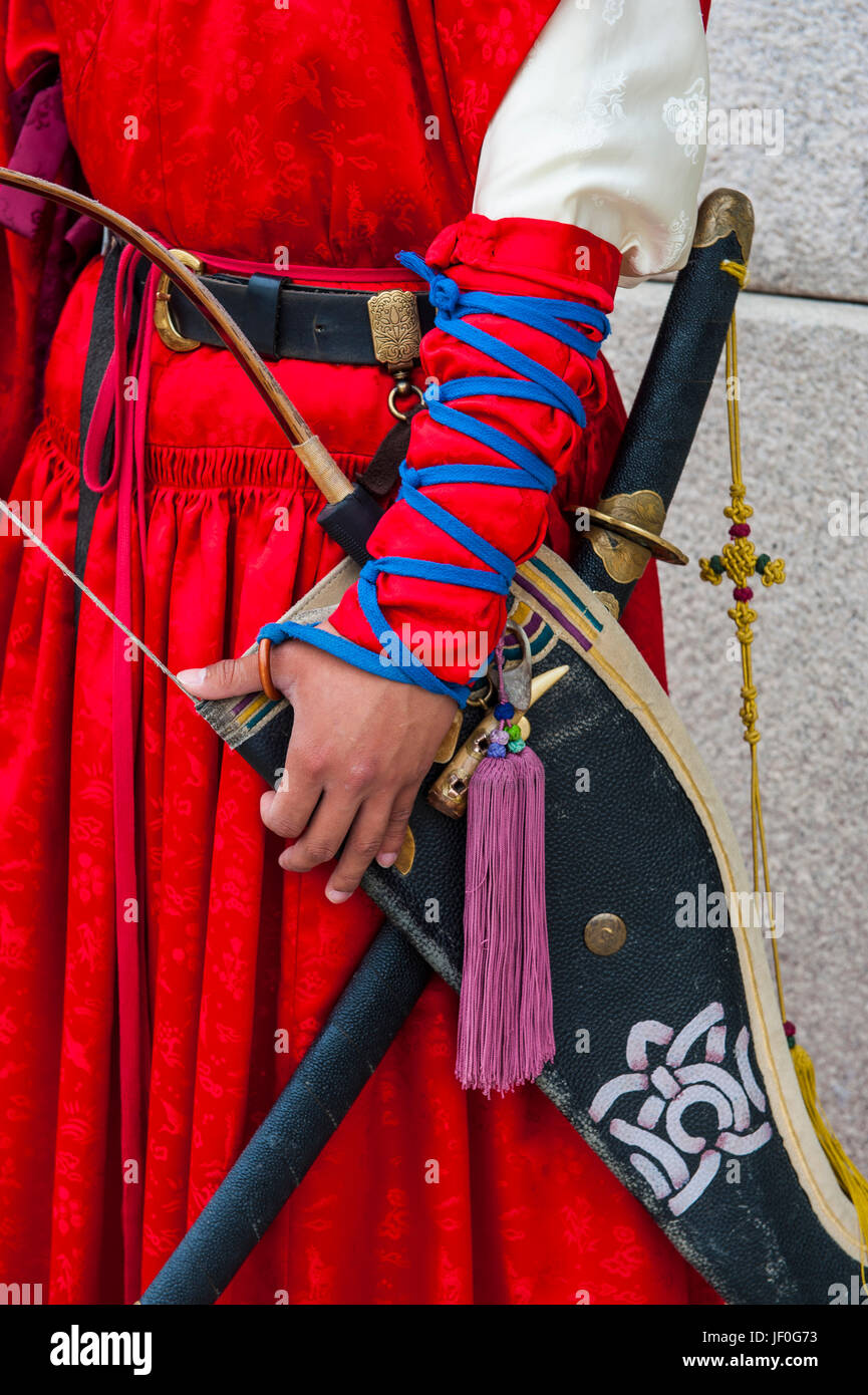 Nahaufnahme einer Wache auf die zeremonielle Wachablösung, Gyeongbokgung-Palast, Seoul, Südkorea Stockfoto