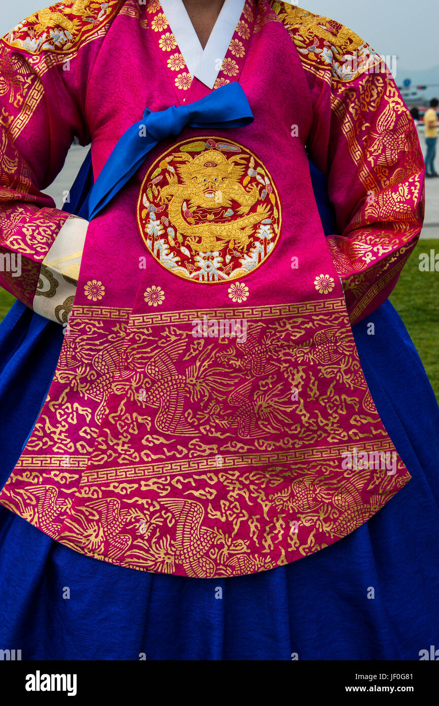Traditionell gekleidete einer Koreanerin Gyeongbokgung-Palast, Seoul, Südkorea Stockfoto