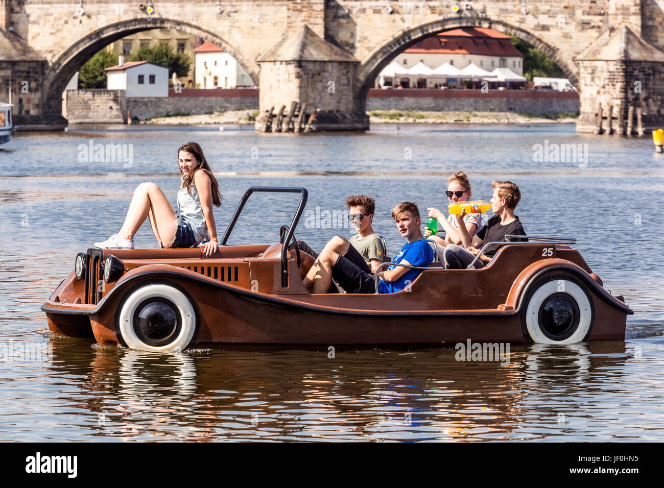 Prager Tretboot auf der Moldau in der Nähe der Karlsbrücke Prag People Tourism Czech Republic tourists Stockfoto