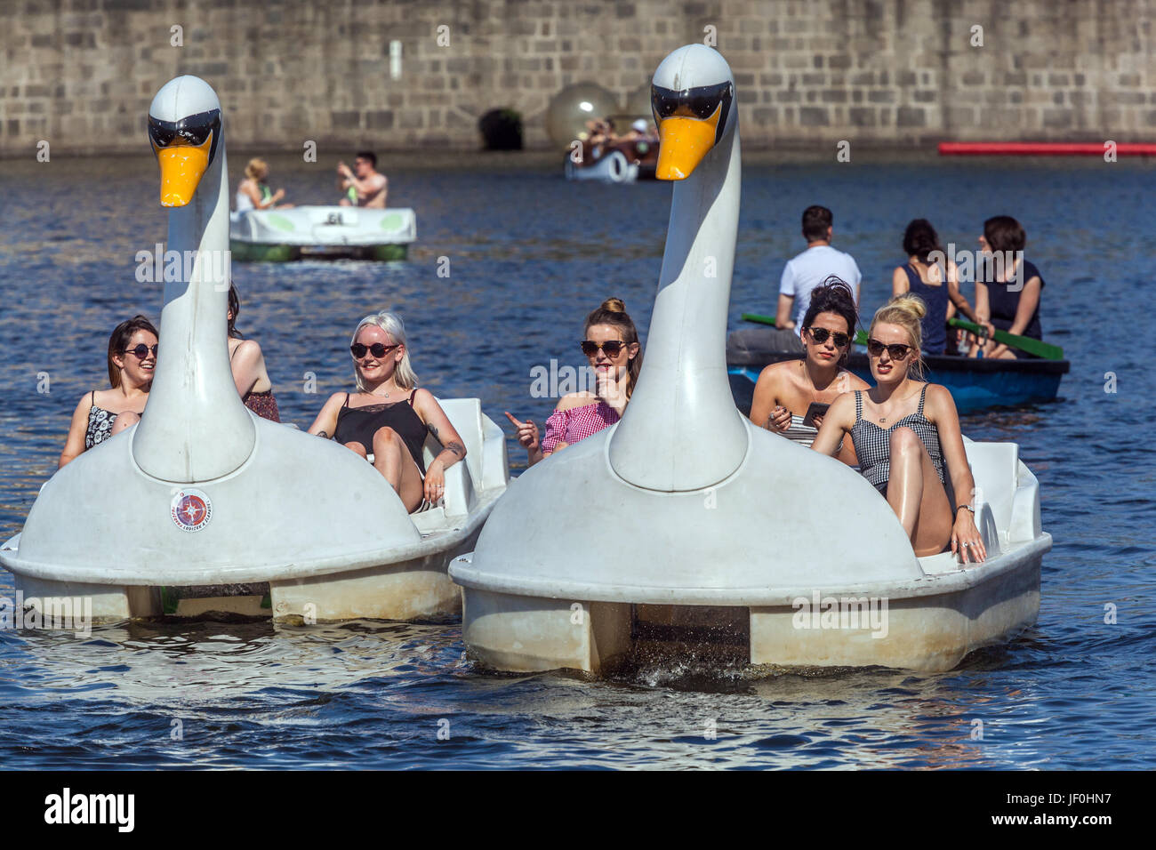 Prag Touristen auf Schwanenradbooten Prag Menschen Moldau Fluss Tschechische Republik, Europa Moldau in Prag Stockfoto