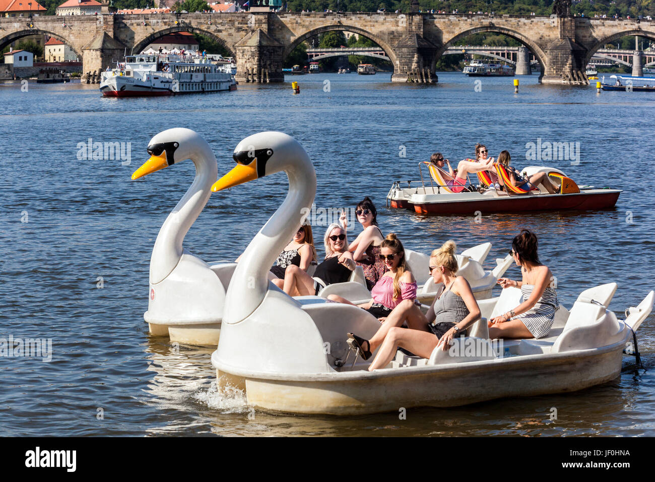 Prag Menschen Prag Tretboot auf Moldau, Karlsbrücke Prag Touristen Tschechische Republik, Europa Stockfoto