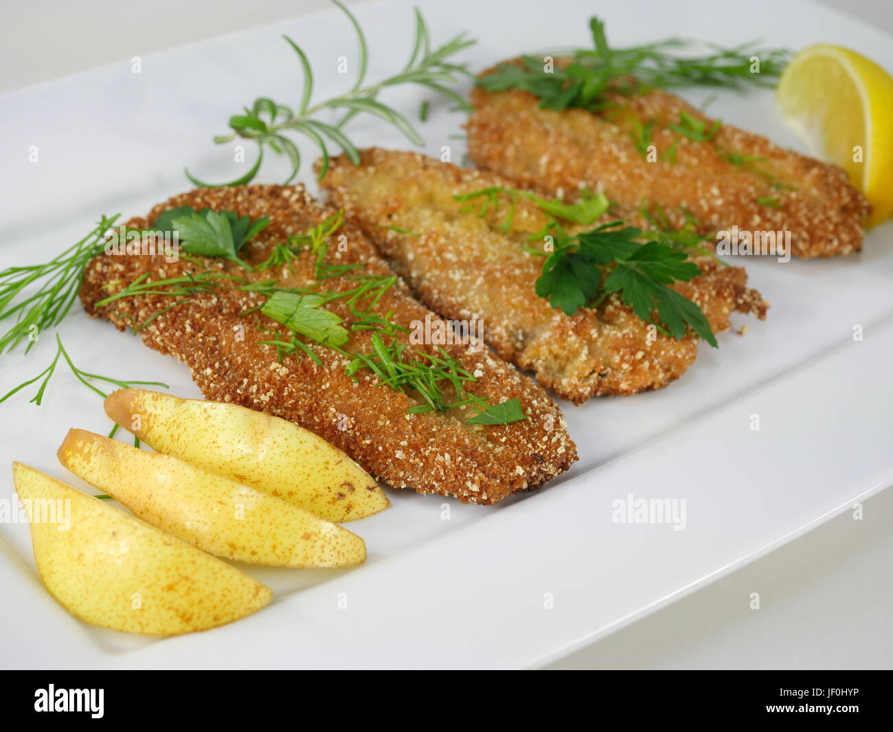frittierte Fische Heringe mit Gemüse auf Platte Stockfoto