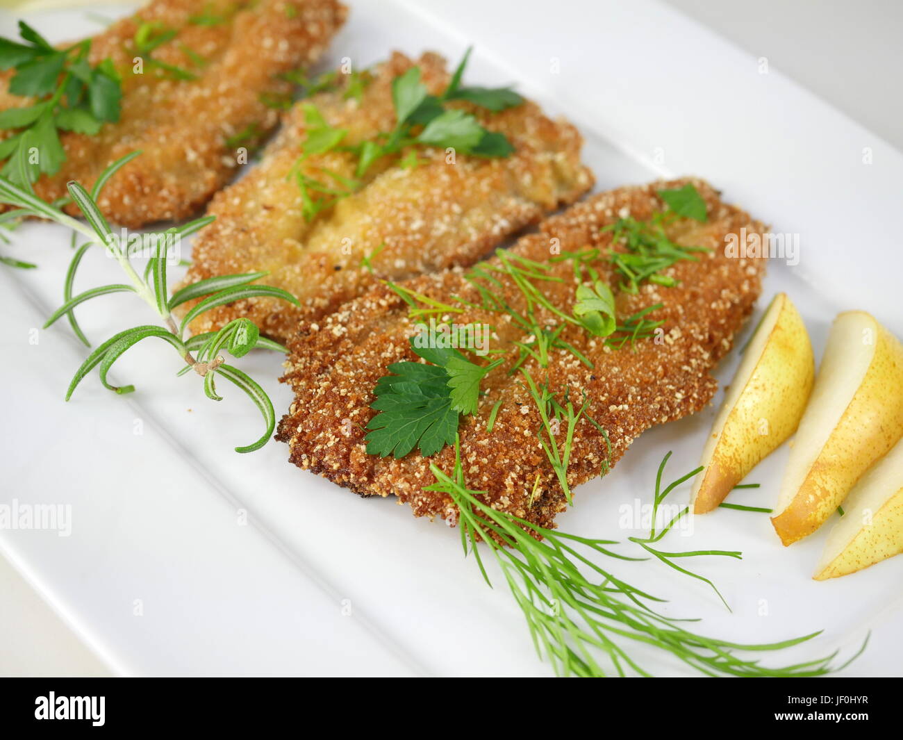 frittierte Fische Heringe mit Gemüse auf Platte Stockfoto