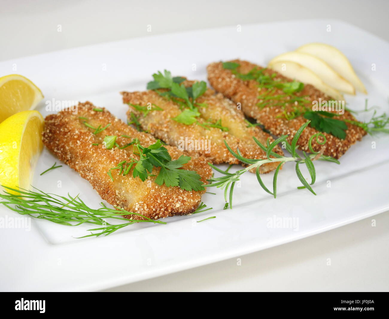 frittierte Fische Heringe mit Gemüse auf Platte Stockfoto