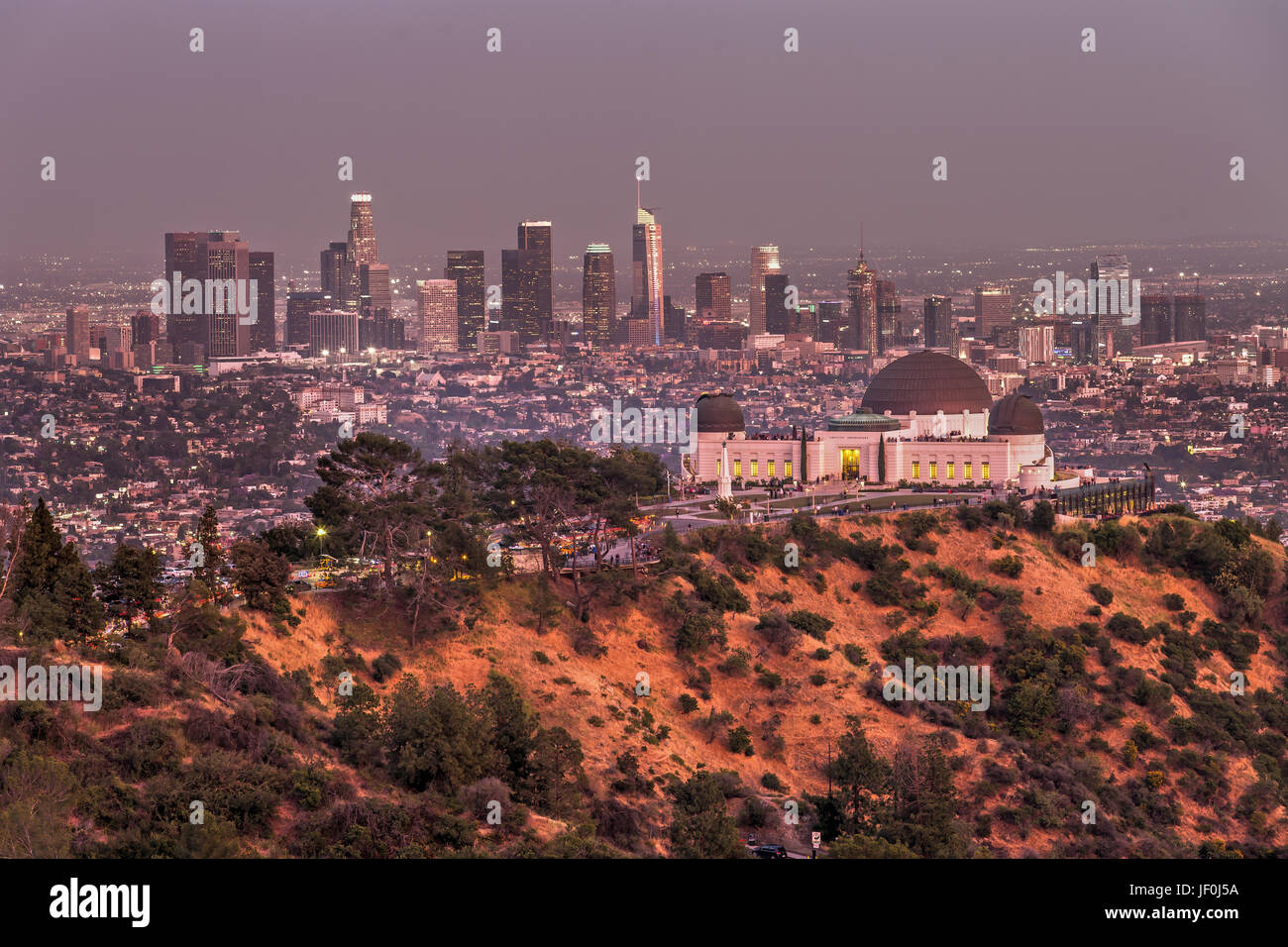 Griffith Observatory und die Skyline von Los Angeles in der Abenddämmerung Stockfoto