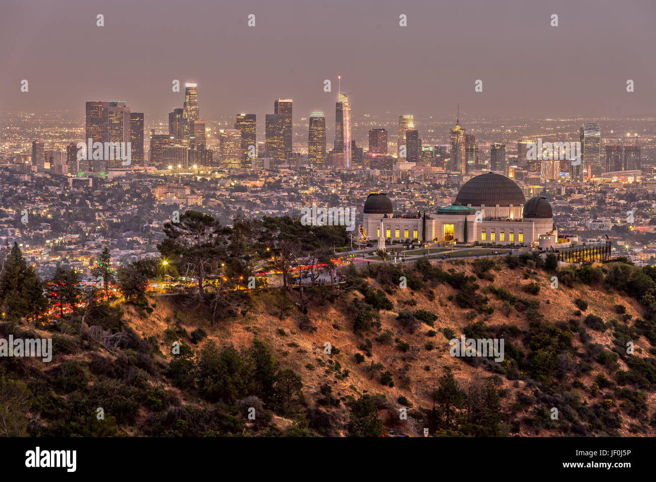 Griffith Observatory und die Skyline von Los Angeles in der Abenddämmerung Stockfoto