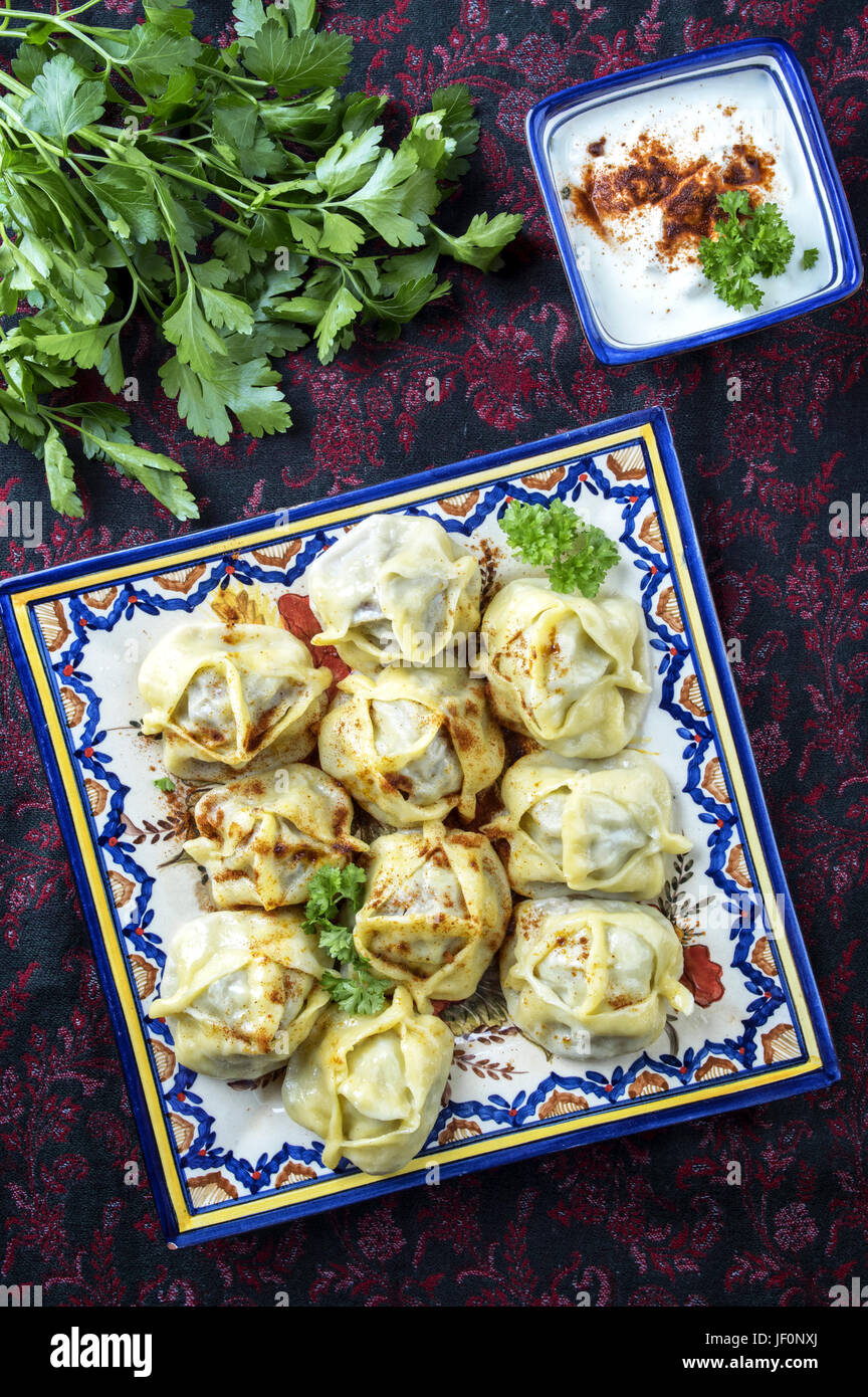 Die Maultaschen mit Joghurt Stockfoto