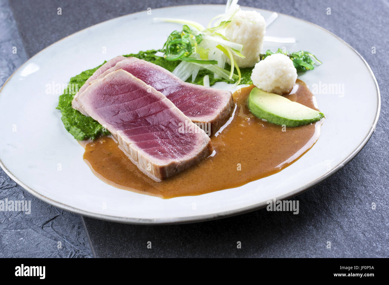 Thunfisch Tataki mit Gemüse und Chili Creme Stockfoto