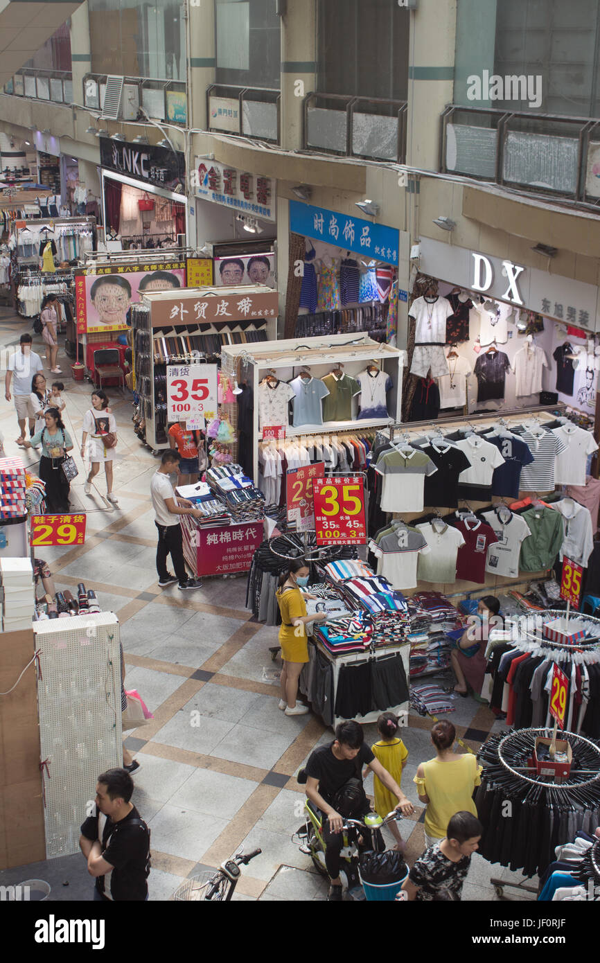 Dongmen Fußgänger Straße Shopping Mall und Umgebung; Shenzhen, Guangdong Provinz, China; Massen von Menschen, verschiedene waren zu Dongmen-Markt Stockfoto