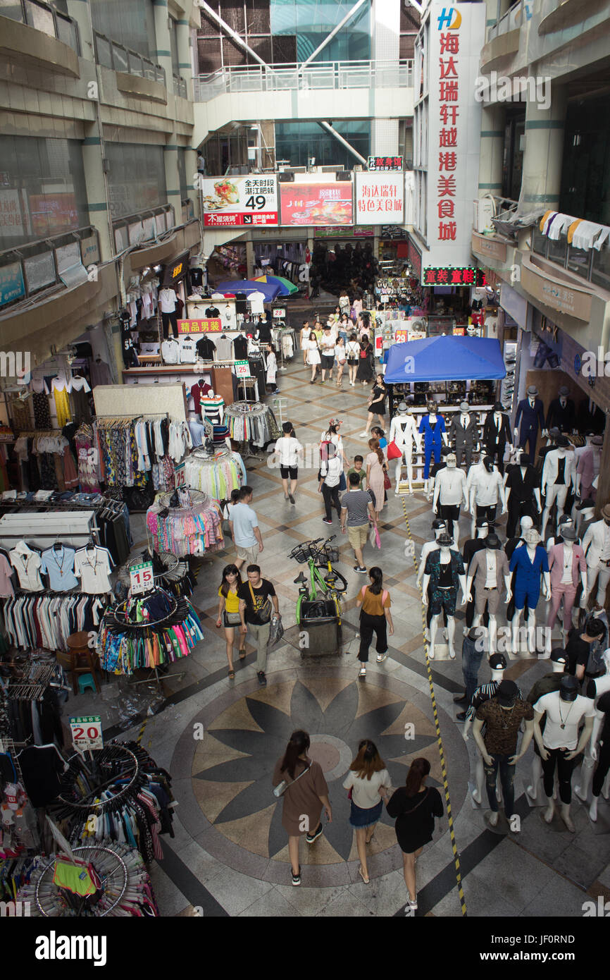 Dongmen Fußgänger Straße Shopping Mall und Umgebung; Shenzhen, Guangdong Provinz, China; Massen von Menschen, verschiedene waren zu Dongmen-Markt Stockfoto