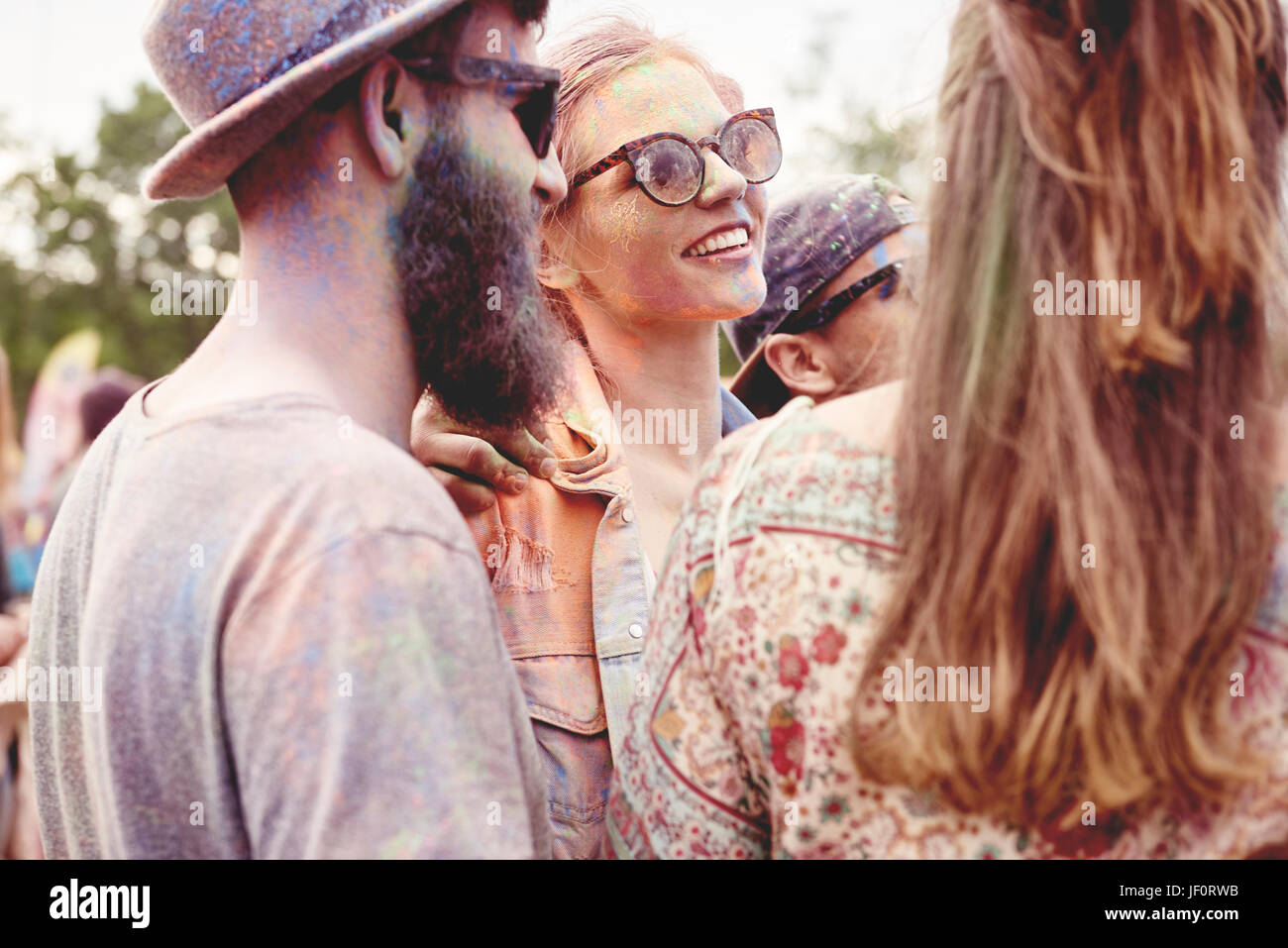 Gruppe von Menschen auf dem Holi-festival Stockfoto
