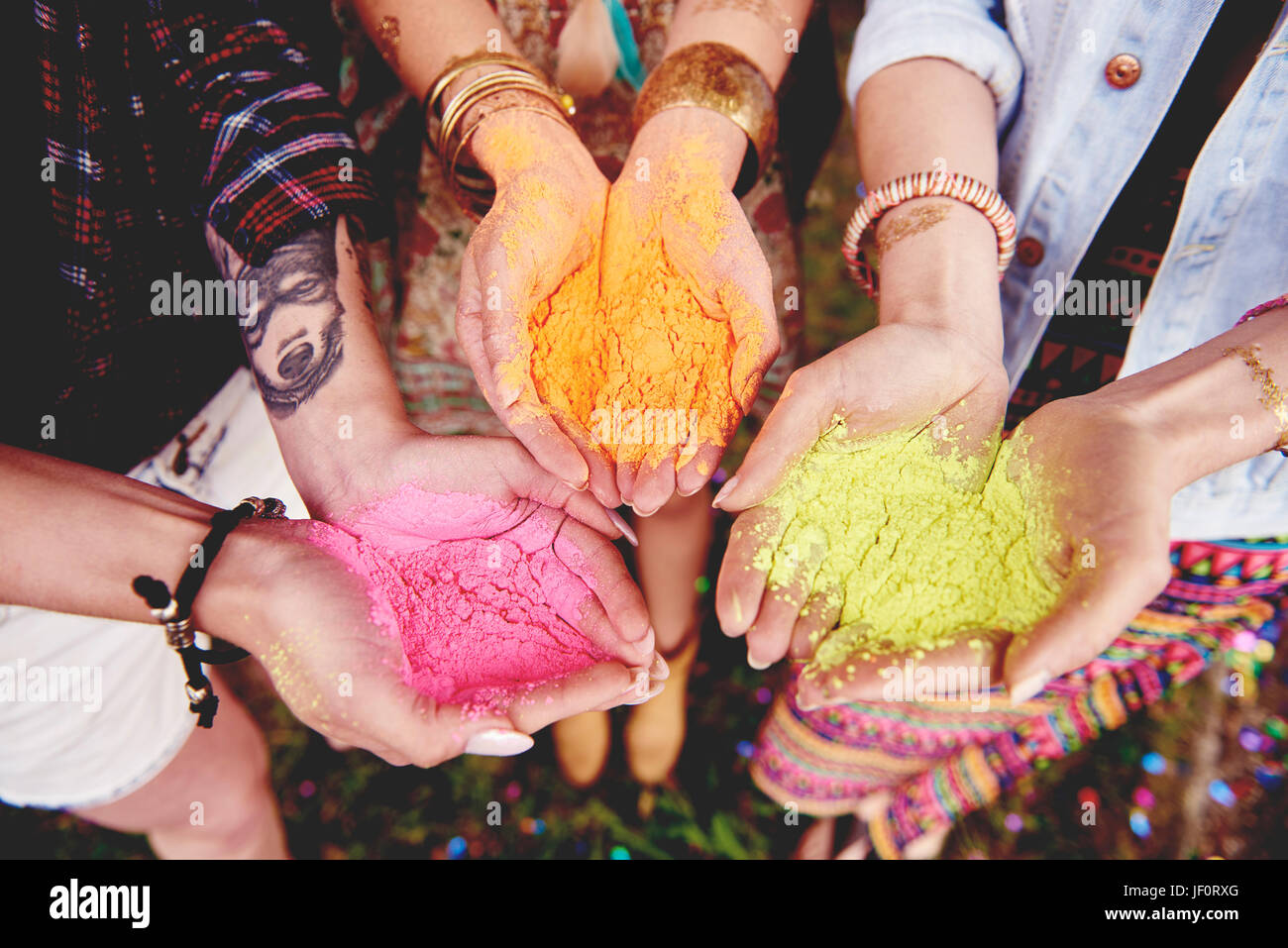 Holi Farben in der Hand der Frauen Stockfoto