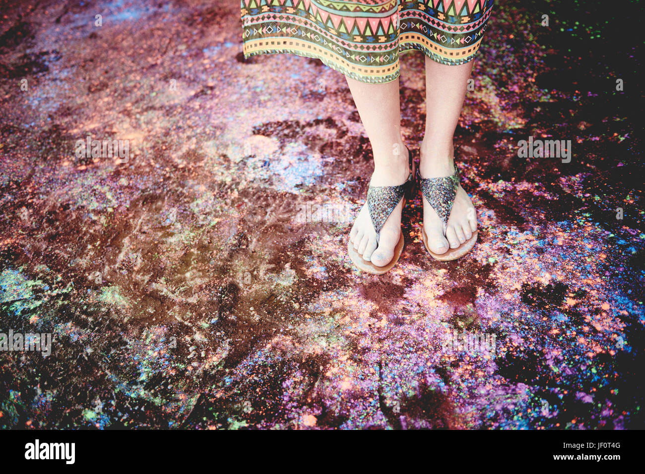 Frauenbeine in Holi Farben Stockfoto