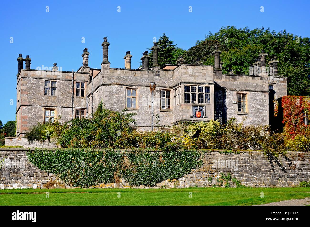 Vorderansicht des Tissington Hall, Westeuropa Tissington, Derbyshire, England, UK. Stockfoto