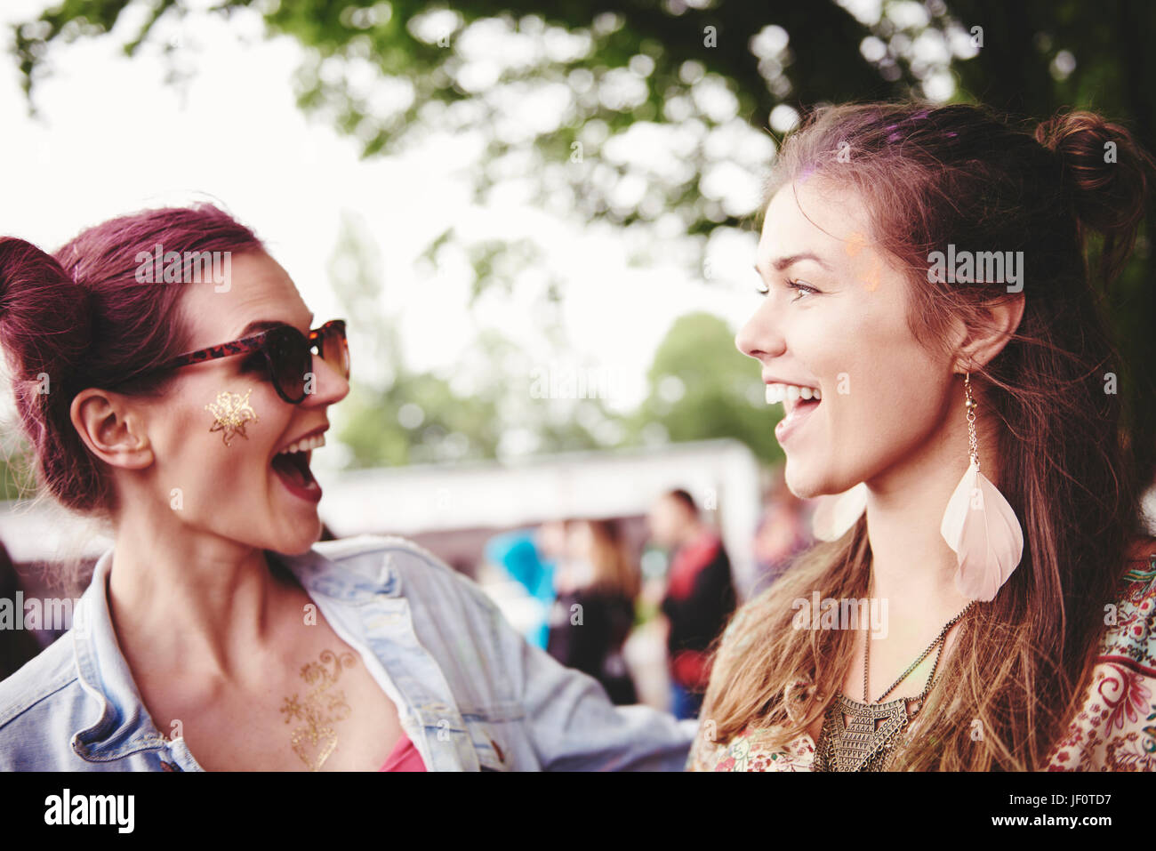 Treffen mit Freunden beim Musikfestival Stockfoto