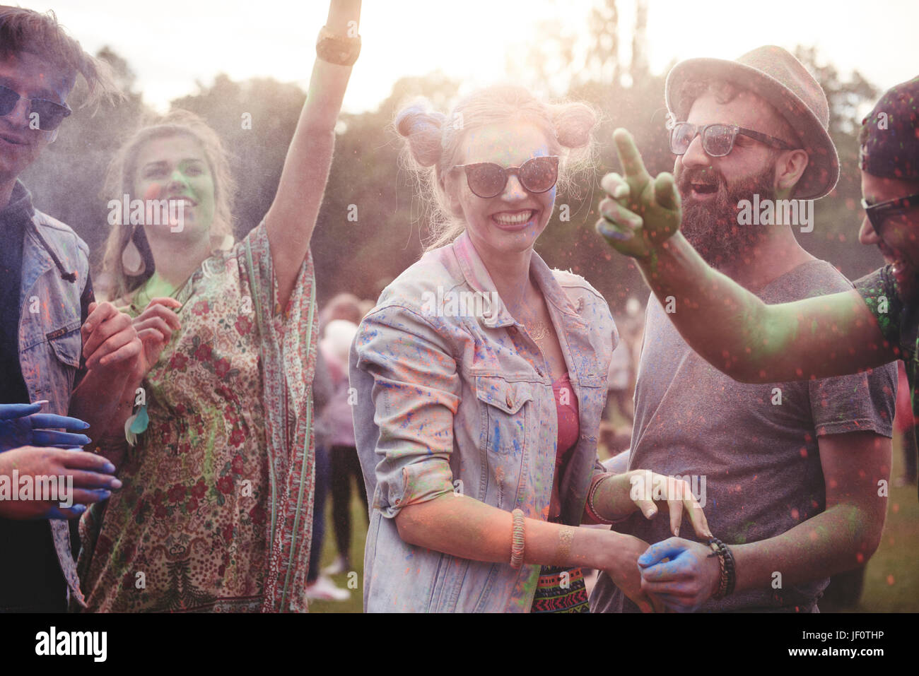 Tanzende Menschen in Staub auf dem festival Stockfoto