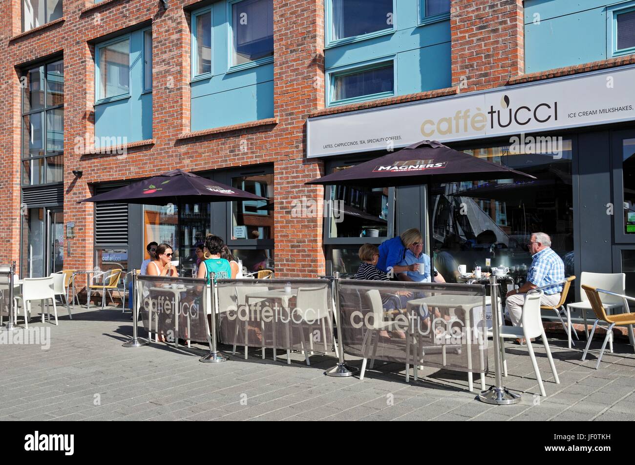 Straßencafés in Gloucester Docks, Gloucester, Gloucestershire, England, UK, Westeuropa. Stockfoto
