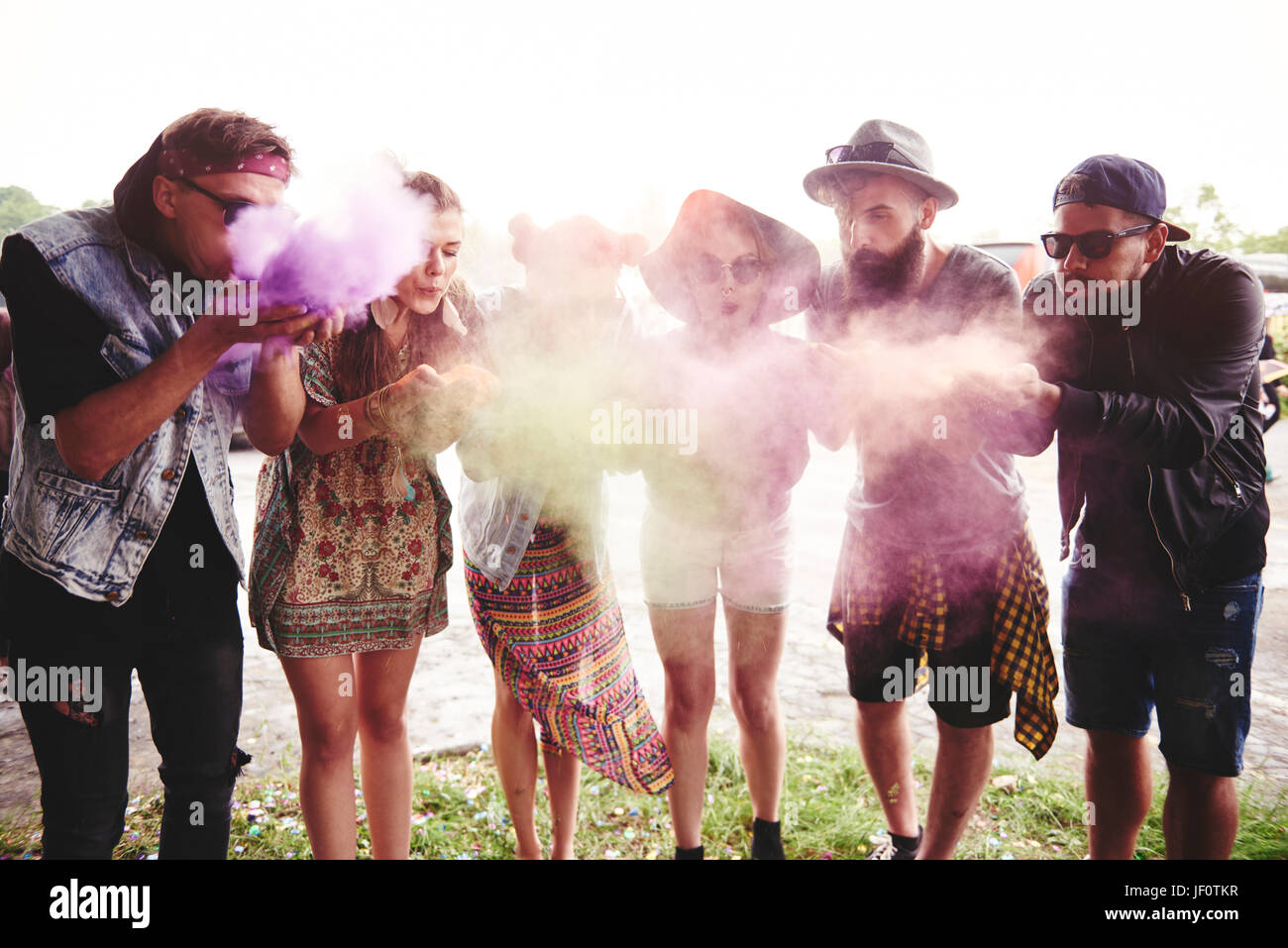 Freunde bläst die Holi Farben beim festival Stockfoto