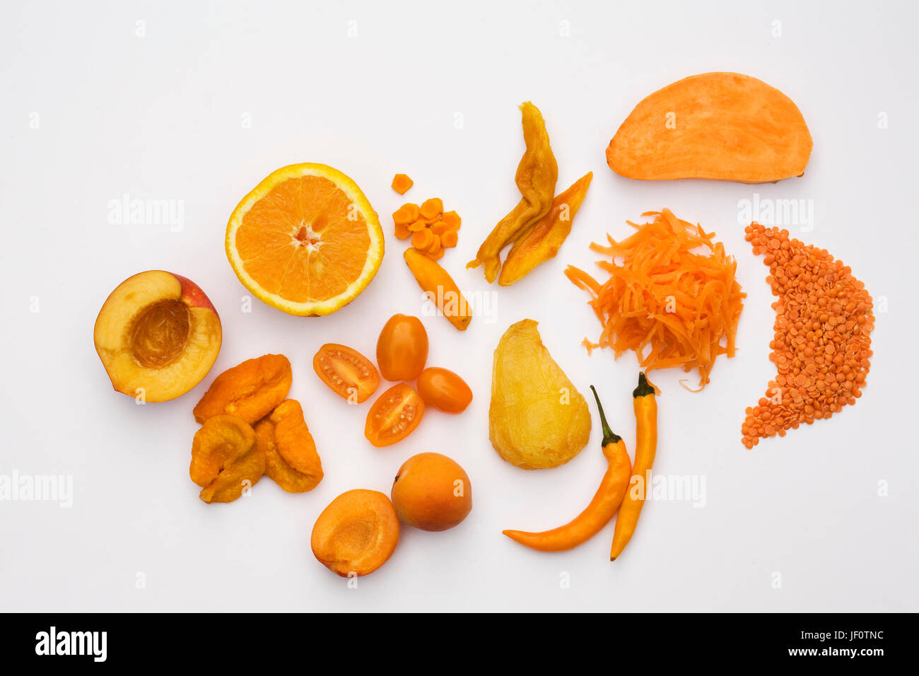 Schattierungen von Orange auf weißem Hintergrund. Stockfoto