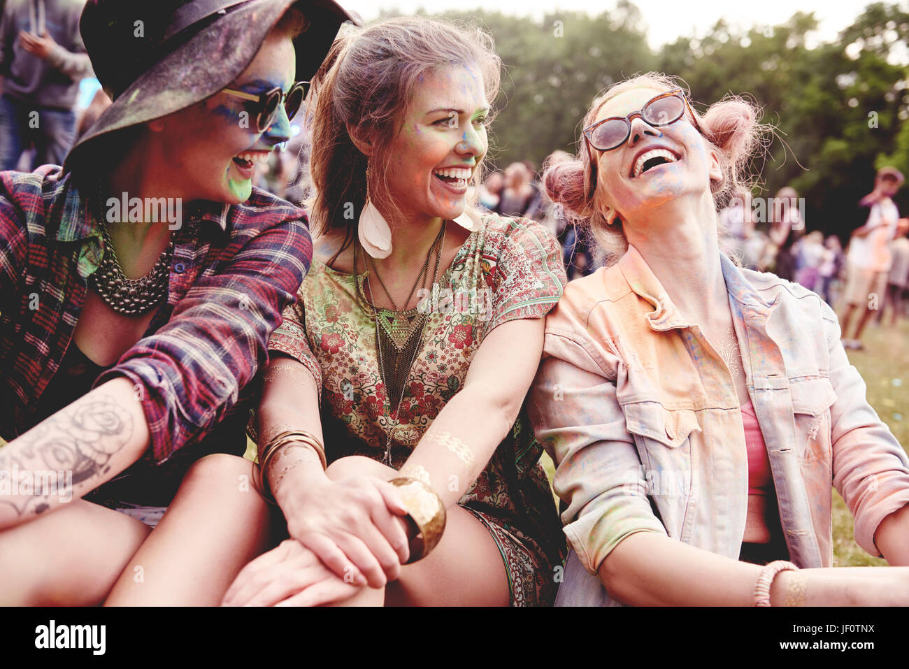 Glückliche Mädchen beim Sommerfest Stockfoto